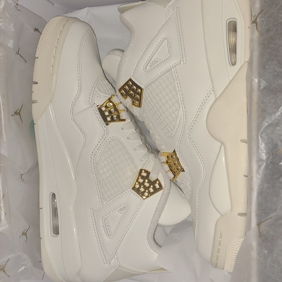 New Never Worn Womens Jordan Retro 4 White And Gold - Picture 3 of 4